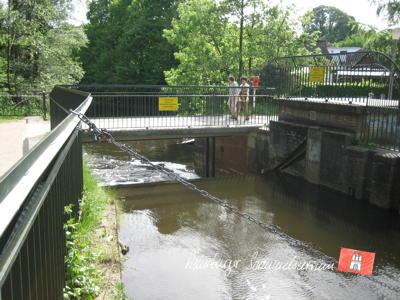 Poppenbütteler Schleuse, nur noch als Wehr mit kleinem Seitenkanal.