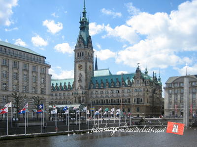 Das Hamburger Rathaus von 1897 mit Alster und Schleusenbrücke.