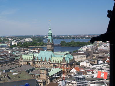 Das Rathaus vom Nikolaiturm gesehen. Im Hintergrund Binnen- und Aussenalster.