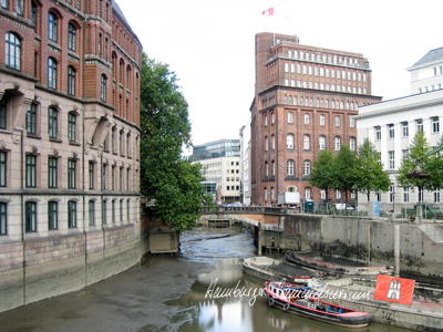 Das Nicolaifleet mit Trostbrücke und Haus der Patriotischen Gesellschaft.