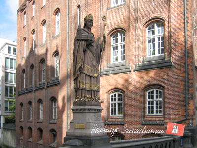 Statue des heiligen Ansgar auf der Trostbrücke.