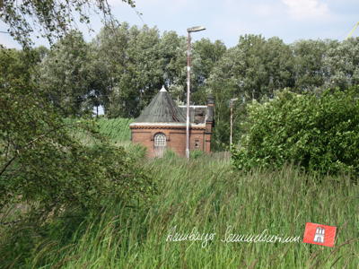 Schieberhäuschen an verlandetem Absetzbecken.